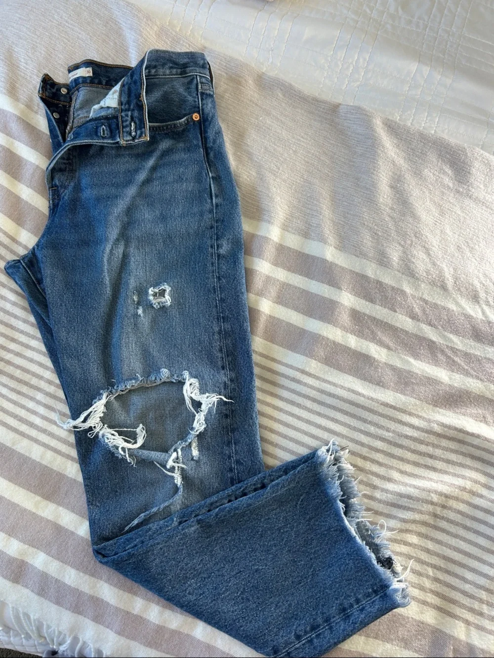 Levi’s Wedgie Straight Distressed Jeans Size 30x28 High Rise Raw Hem